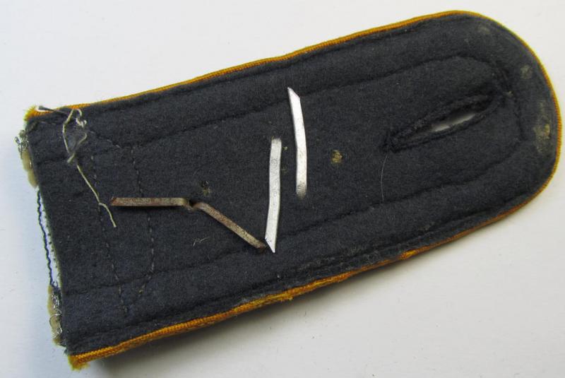 Attractive - albeit regrettably single but nevertheless scarcely seen! - WH (Luftwaffe), 'cyphered', NCO-type shoulderstrap as was intended for a: 'Feldwebel der Flg. o. Fallschirmtruppen u. Mitglied einer Kriegsschule'