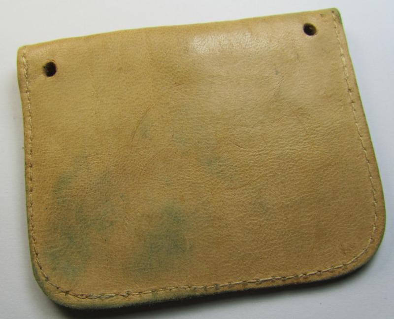 Neat, natural-coloured- and/or genuine leather-based etui (ie. 'Tragetasche') as was intended to store an ID-disc (ie. 'Tragetasche für Erkennungsmarke') and that comes in a moderately used- ie. worn, condition
