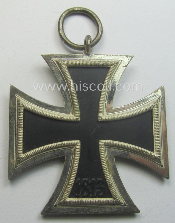 Medal-set: 'EKII. Kl.' comprising of a maker- (ie. '100'-) marked example that comes together with its ribbon (ie. 'Bandabschnitt') and (rarely seen!) 'Zellstoff'-based pouch as produced by the maker (ie. 'Hersteller'): 'Wächtler & Lange'