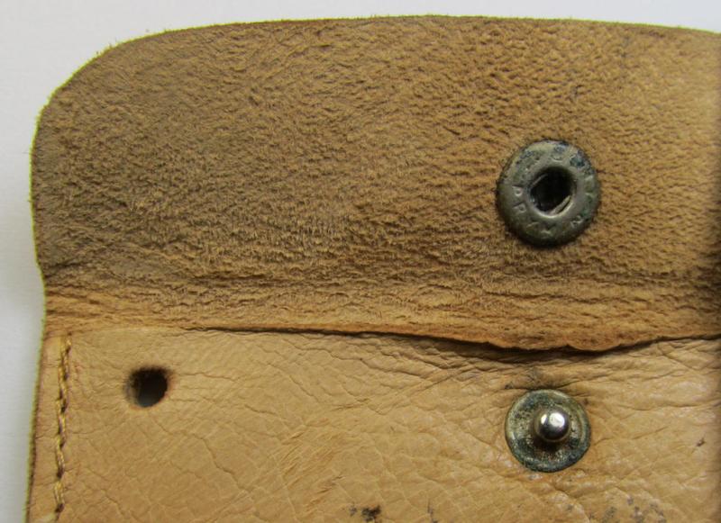 Neat, natural-coloured- and/or genuine leather-based etui (ie. 'Tragetasche') as was intended to store an ID-disc (ie. 'Tragetasche für Erkennungsmarke') and that comes in a moderately used- ie. worn, condition