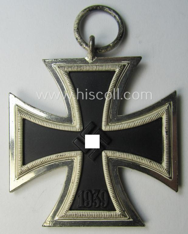 Stunning, 'Eisernes Kreuz II. Klasse' being a maker- (ie. '100'-) marked example that comes together with its original- (and never-mounted) ribbon (ie. 'Bandabschnitt') as was produced by the maker (ie. 'Hersteller'): 'Wächtler & Lange'