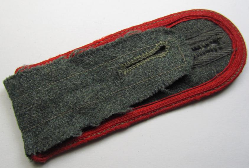 Single, later-war-period-, so-called: 'M44'-pattern, simplified WH (Heeres) enlisted-mens'-type shoulderstrap as piped in the bright-red-coloured branchcolour as was intended for usage by a: 'Soldat der (Sturm)Artillerie-Truppen'