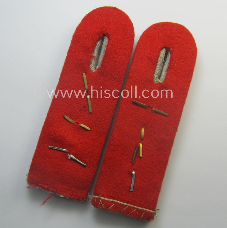 Fully matching - and actually scarcely encountered! - pair of WH (Heeres) neatly 'cyphered'- (and bright-red-piped!) officers'-pattern shoulderboards as specifically intended for a: 'Hauptmann u. Waffenoffizier der Artillerie-Trpn.'