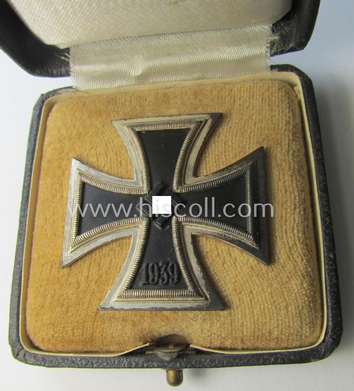 'Eisernes Kreuz 1. Kl.' (or: Iron Cross 1st class) being a (typical) maker- (ie. '100'-) marked example as was produced by the maker (ie. 'Hersteller'): 'R. Wächtler u. Lange' and that comes in its original etui as issued