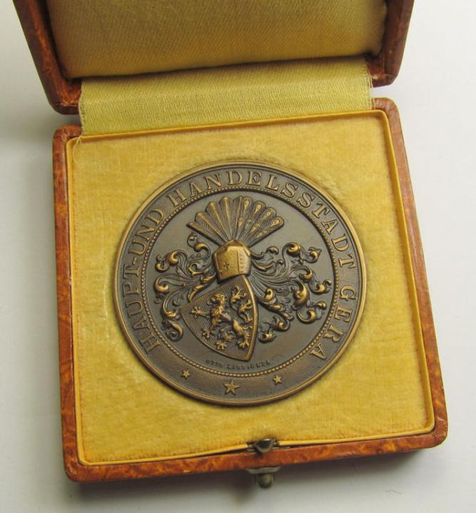 Third-Reich-period, bronze-toned- (ie. I deem 'Buntmetall-based') so-called: 'Haupt- und Handelsstadt Gera'-related commemorative-plaque entitled: 'Für hervorragende Leistungen' and that comes stored in its period etui