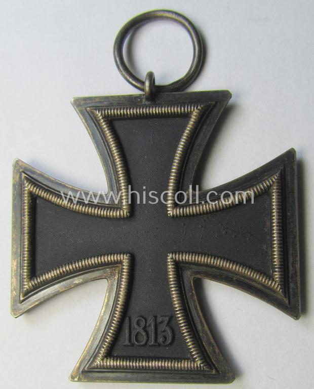 Attractive, 'Eisernes Kreuz II. Klasse' being a non-maker-marked example that comes together with its original- and never-mounted ribbon (ie. 'Bandabschnitt') as was (I deem) produced by the maker (ie. 'Hersteller'): 'Beck, Hassinger & Co.'