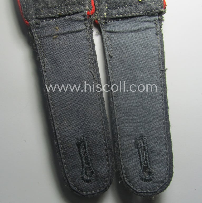Neat - and/or fully matching! - pair of WH (Luftwaffe) NCO-type shoulderstraps as piped in the bright-red branchcolour as was intended for a: 'Wachtmeister o. Feldwebel der Flak-Art.-Trpn.'