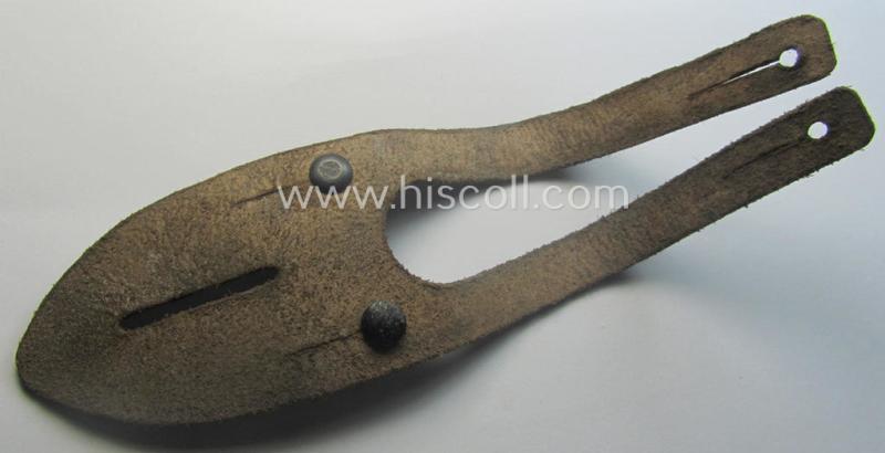 'Standard-issue'-pattern, WH binoculars (ie. 'Dienstglas 6 x 30 o. 10 x 50') so-called: 'anti-movement flap' (or: 'Tragelasche für Dienstgläser') as was executed in black-coloured leather