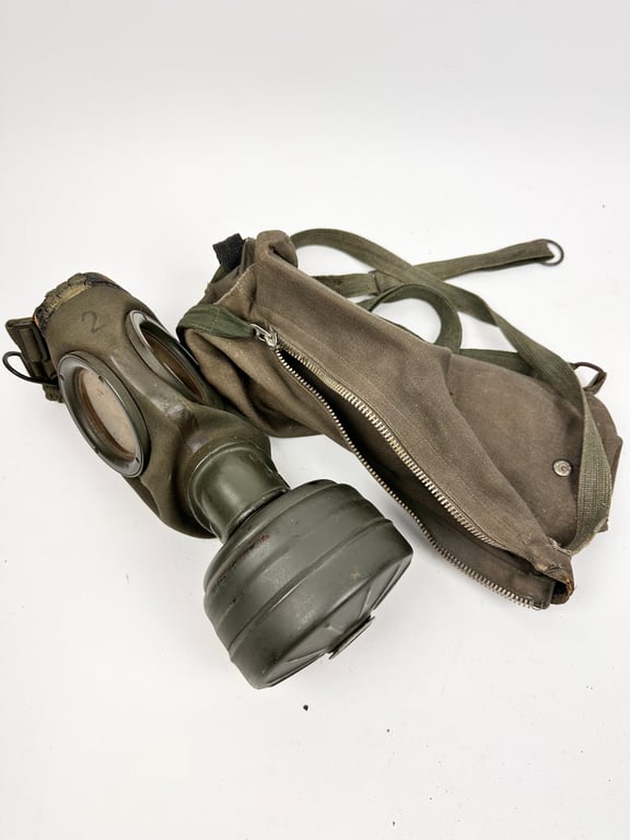 Rare Fallshirmjager gasmask/bag "ebd"