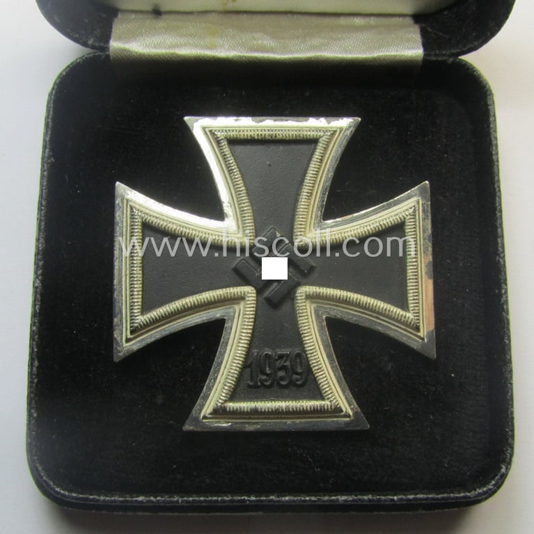 Superb, 'Eisernes Kreuz 1. Kl.' (or: Iron Cross 1st class) being a (typical) maker- (ie. 'L/18'-) marked example as was produced by the maker (ie. 'Hersteller'): 'B.H. Mayer's Kunstprägeanstalt' and that comes in its period (simplified) 'LDO-etui
