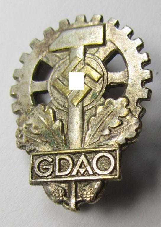 Silver-toned membership lapel-pin (or: 'Mitgliedsabzeichen') aka: 'Mitgliedsabzeichen des Gesamtverbands deutscher Arbeitsopfer (GDAO)' being a nicely maker- (ie. 'Deschler u. Söhne'-) marked, example