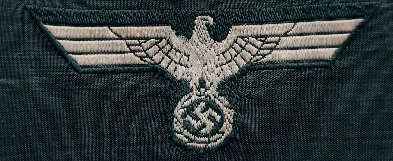 Pre/ early war period set of 3 cap eagle Schiffchenmützen-Adler für Mannschaften u. Uffz virtually mint set as executed in bluish grey coloured on a darker green background