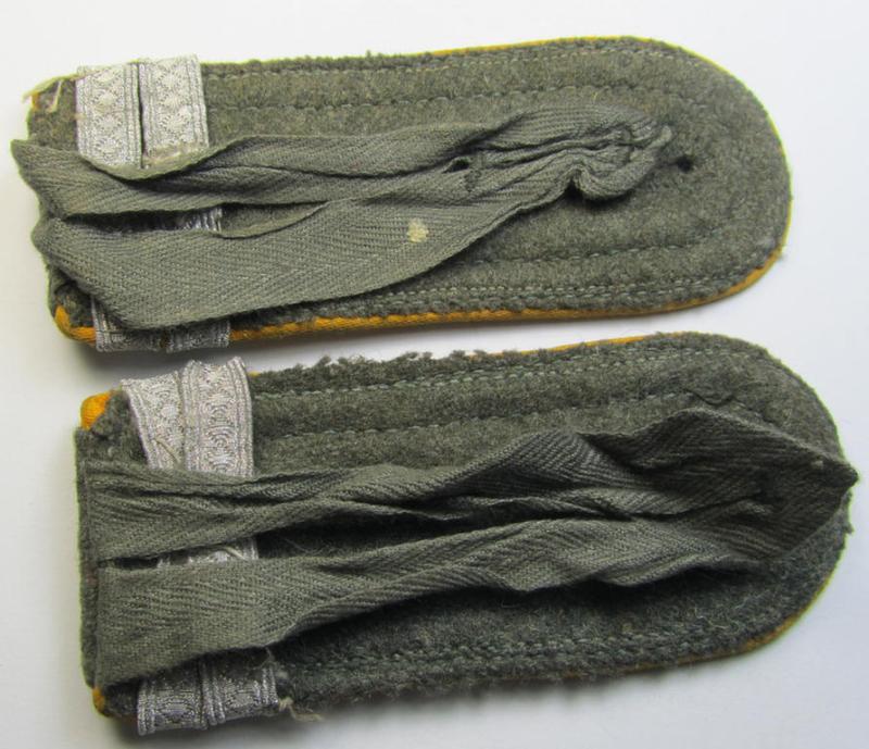 Superb - and/or fully matching! - pair of very late-war-period- ie. 'M44'/'M45'-pattern, WH (Heeres) NCO-type shoulderstraps as was intended for usage by an: 'Unteroffizier u. Offiziers-Anwärter eines Kavallerie- o. Aufklärungs-Abteilungs'