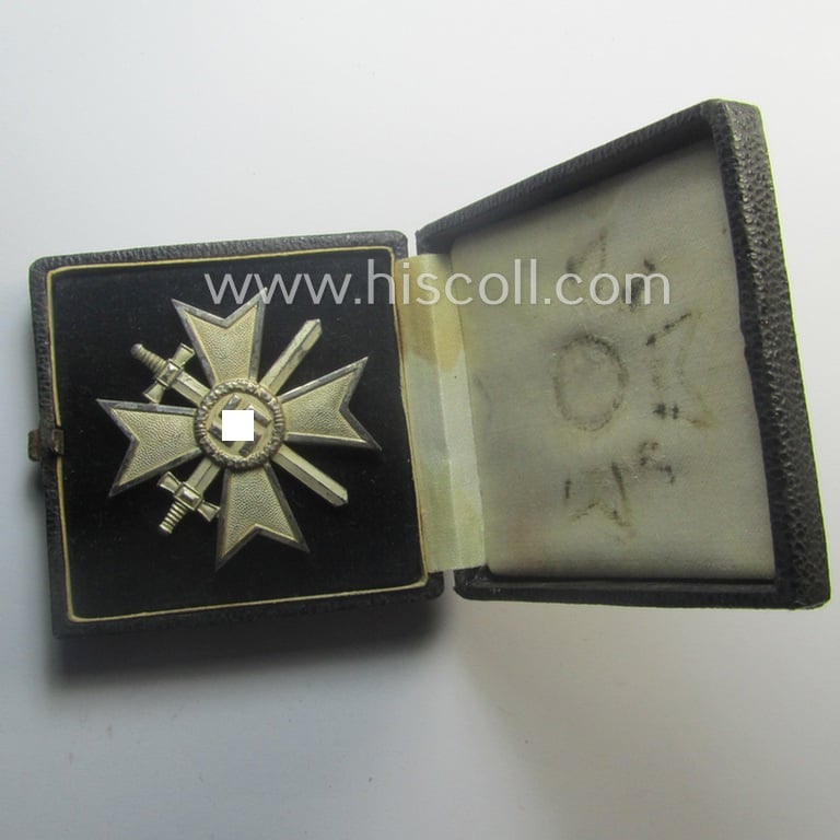 Attractive, medal-set: 'Kriegsverdienstkreuz 1. Klasse mit Schwertern', being a non-maker-marked specimen that came stored in its original etui and dito orange-toned 'Überkarton'