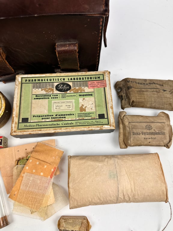 WW2 German "Sanitatertasche" with content