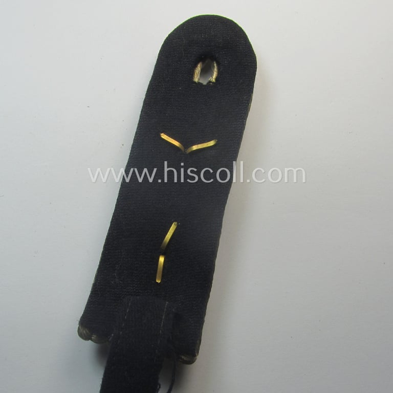 Single, early- ie. mid-war-period  WH (Kriegsmarine) officers'-type shoulderboard as was intended for usage by a: 'Kapitänleutnant'