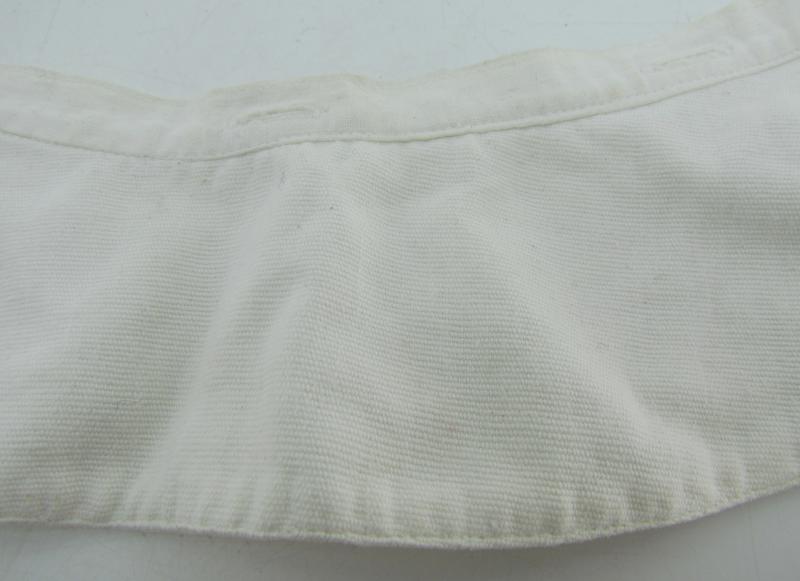 Deutsches Rotes Kreuz (DRK) Collar liner or Kragenbinde for the 'Helferin' Uniform