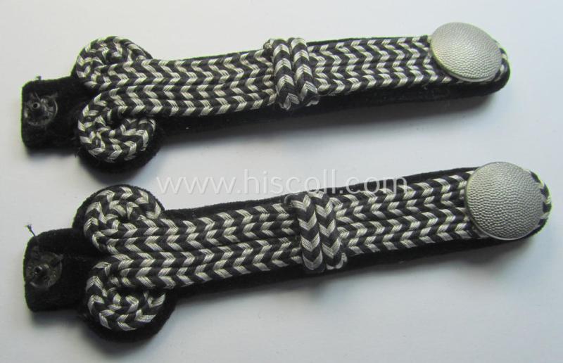 Attractive - fully matching and rarely found! - pair of FAD (ie. 'Freiwilligen Arbeitsdienst') velvet-based, officers'-type shoulderboards (being of the pattern as was used in the period between 1932-36) as was intended for a: 'FAD-Oberfeldmeiste...