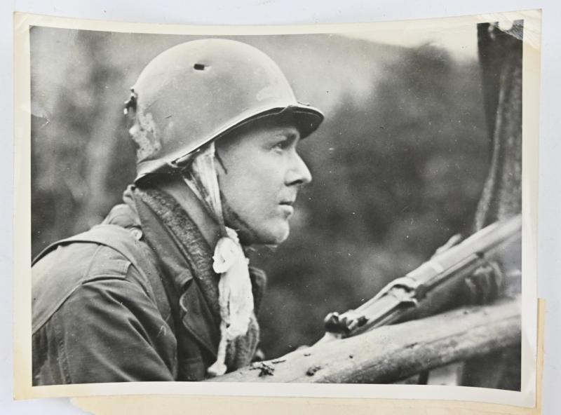 US WW2 Press Photo 'Sniper Hunter'