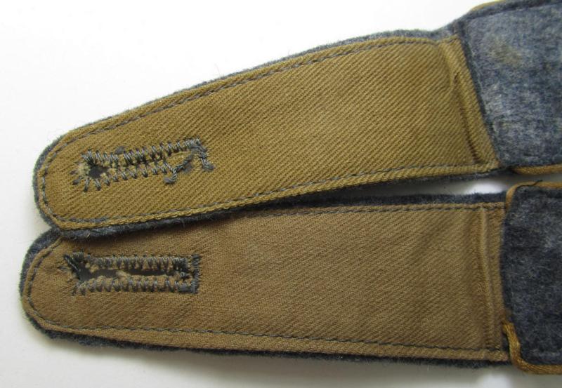 Neat - and fully matching! - pair of WH (Luftwaffe) EM-type shoulderstraps as piped in the light- ie. rust-brown- (ie. 'hell- o. kupferbrauner'-) coloured branchcolour as was intended for a: 'Soldat der LW-Nachrichten-Truppen'