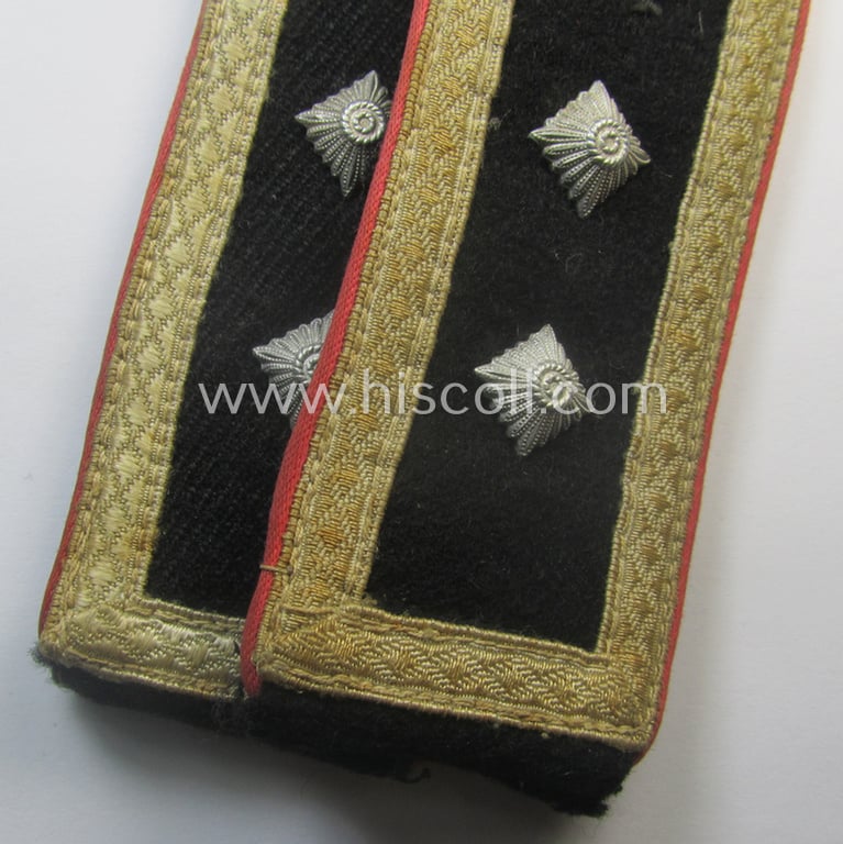 Superb - and rarely found! - pair of WH (Heeres) 'cyphered', NCO-type shoulderstraps (for usage onto the black-coloured, 'wrap-around'-styled Panzer-tunics) as intended for usage by an: 'Oberfeldwebel eines Panzer-Rgts.'