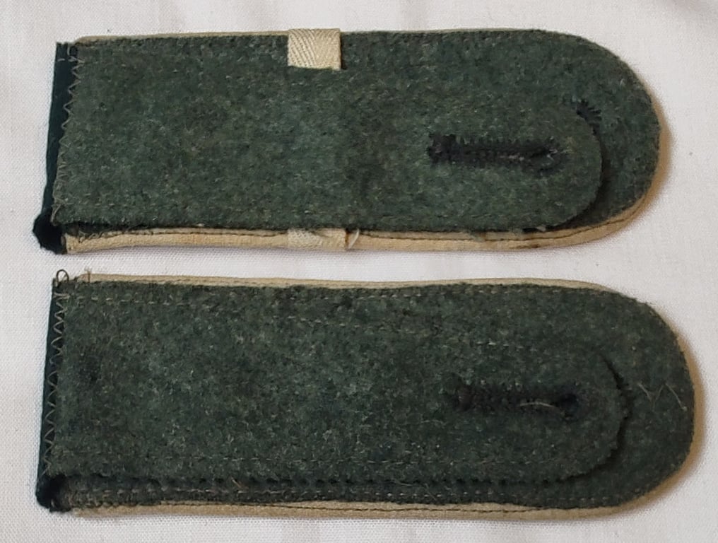 Pair of M36/M40 NCO-Unteroffizier Maschinengewehr-Abtgs. 200 shoulder straps