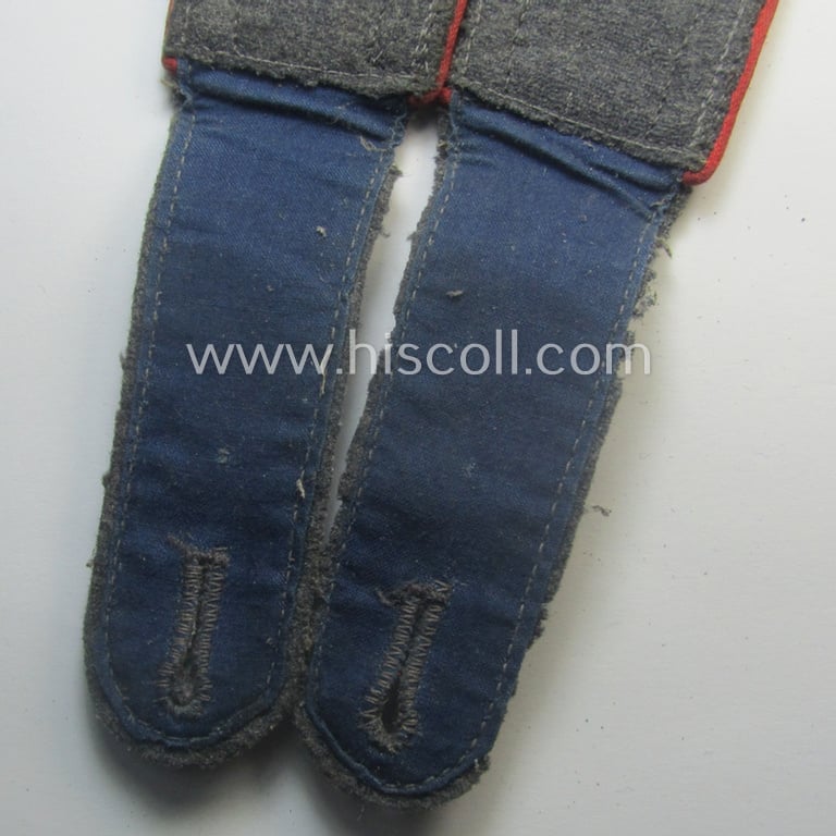 Pair of WH (Luftwaffe) NCO-type shoulderstraps as piped in the bright-red branchcolour as was intended for an: 'Uffz. o. Unterwachtmeister der Flak-Art.-Trpn.'