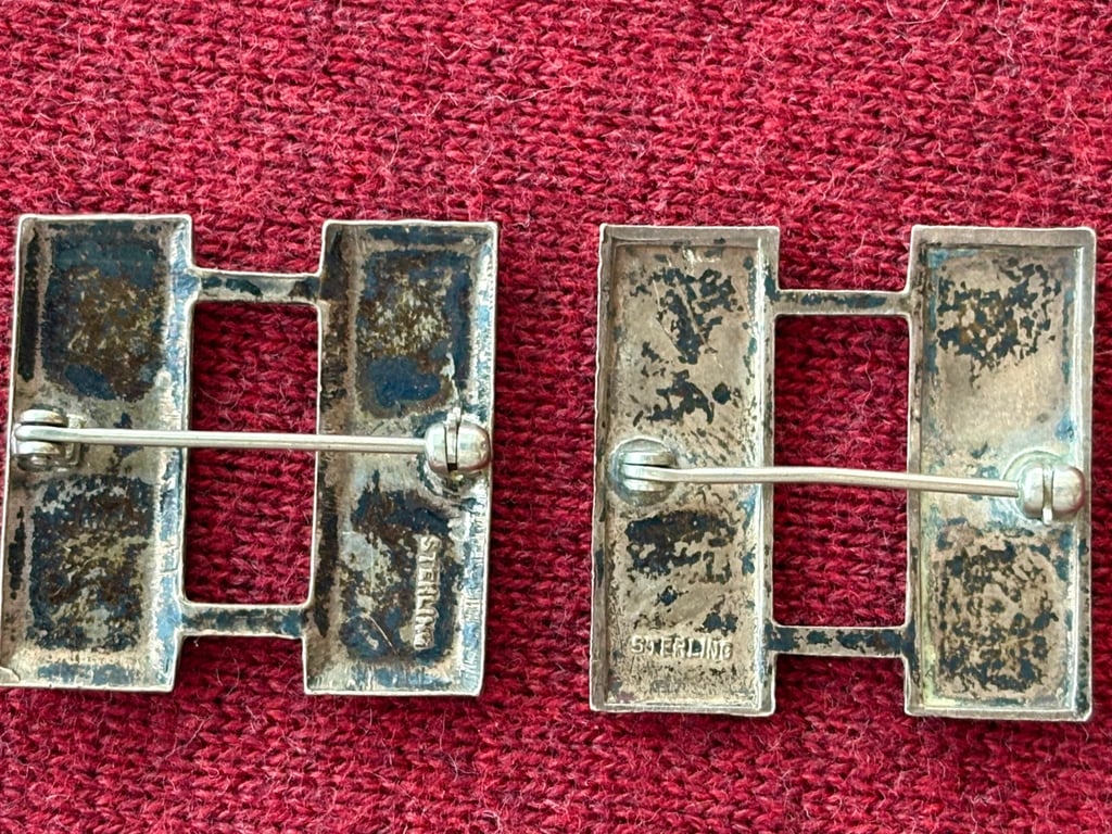 AUTHENTIC USAAF SILVER PILOTS WINGS AND CAPTAIN RANK BARS IN WARTIME BOOTS TIN.