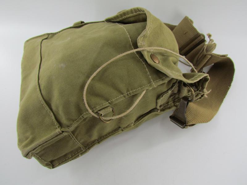 British WWII early type Gasmask in Pouch