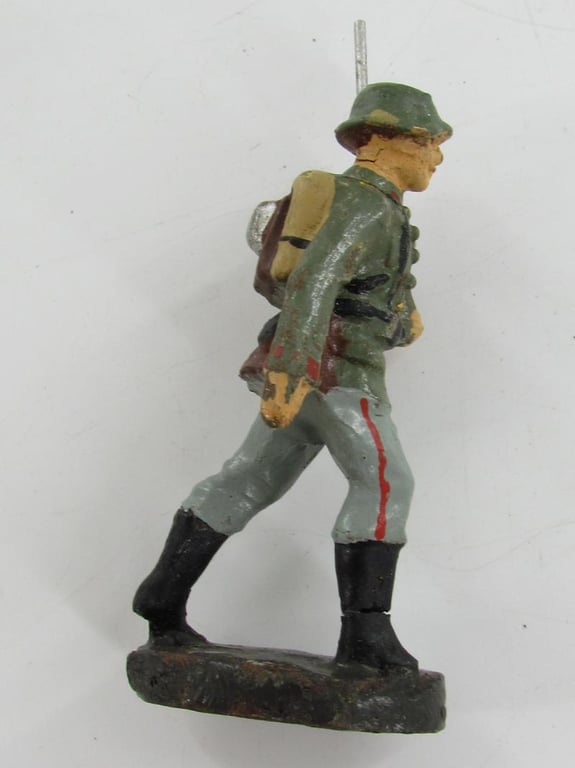 Grouping of 13x Lineol German Toy Soldiers With Flag Bearer