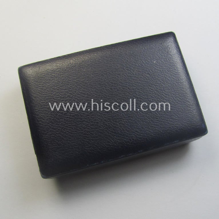 'Verwundeten-Abzeichen in Schwarz' being a maker- (ie. 'L/53'-) marked example by the company: 'Hymmen & Co.' and that came stored in its typical 'LDO'-type etui (ie. two-pieced-box)