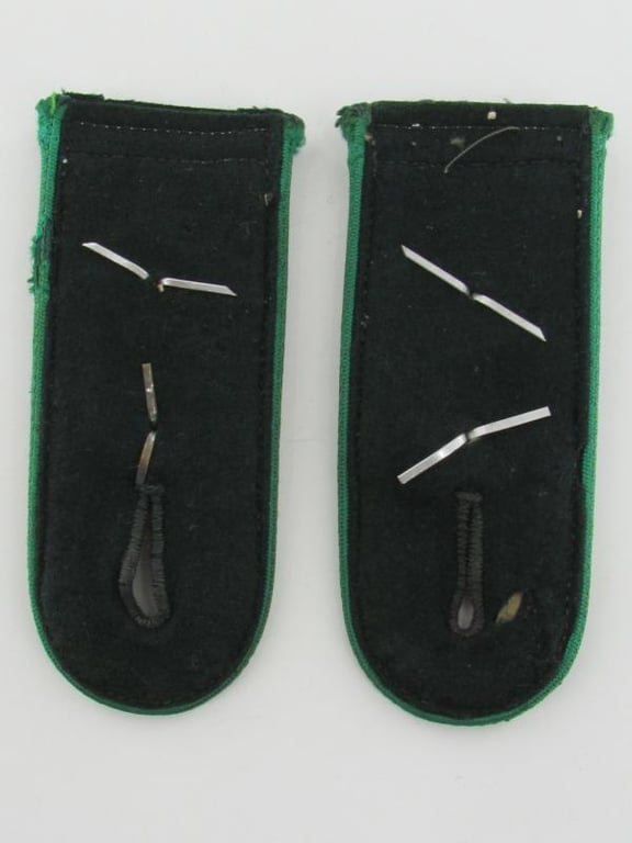 Wehrmacht (Heer) M36 Gebirgsjäger shoulder boards for ‘Oberfeldwebel’