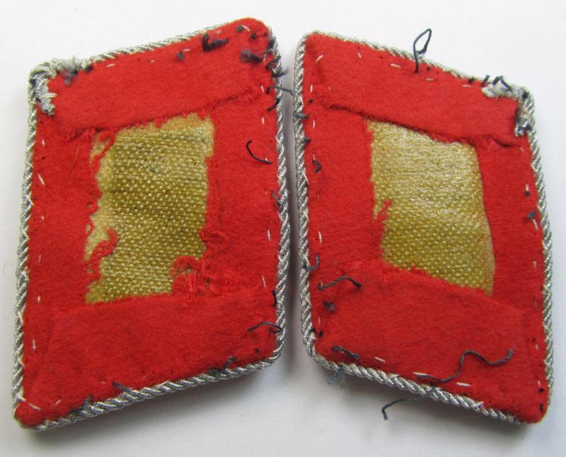 Fully matching, 4-pieced insignia-grouping comprising of a pair of WH (LW) officers'-type shoulderboards and dito collar-tabs as was intended for usage by a: 'Leutnant u. Mitglied des 26. Flakdivisions'