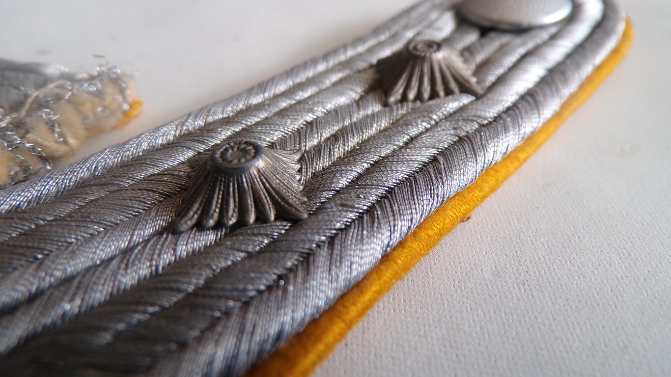 Shoulderboard for a cavalry / rec. Hauptmann