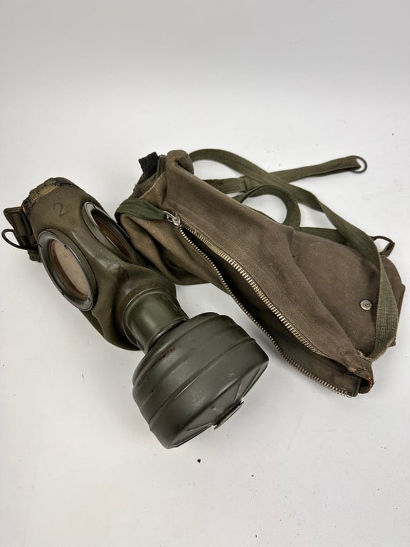 Rare Fallshirmjager gasmask/bag "ebd"
