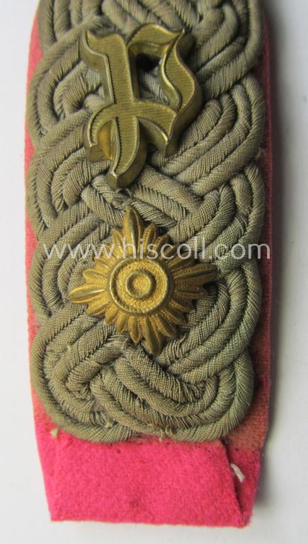 Attractive - albeit regrettably single! - WH (Heeres) neatly 'cyphered', officers'-type shoulderboard as was piped in the bright-pink branchcolour as was intended for an: 'Oberstleutnant eines Panzerjäger-Abts. o. Regiments'