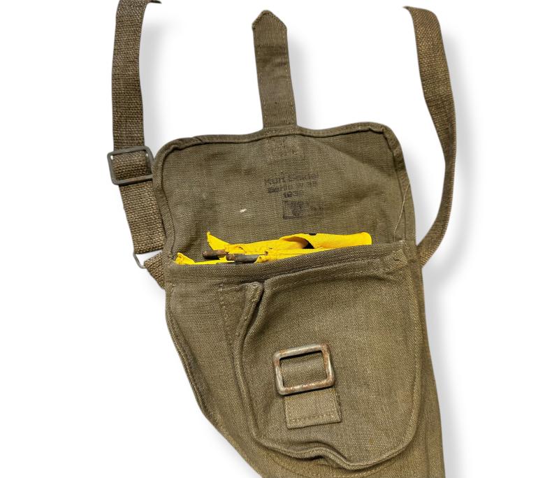 Gas warning flags in carrying bag -1939-