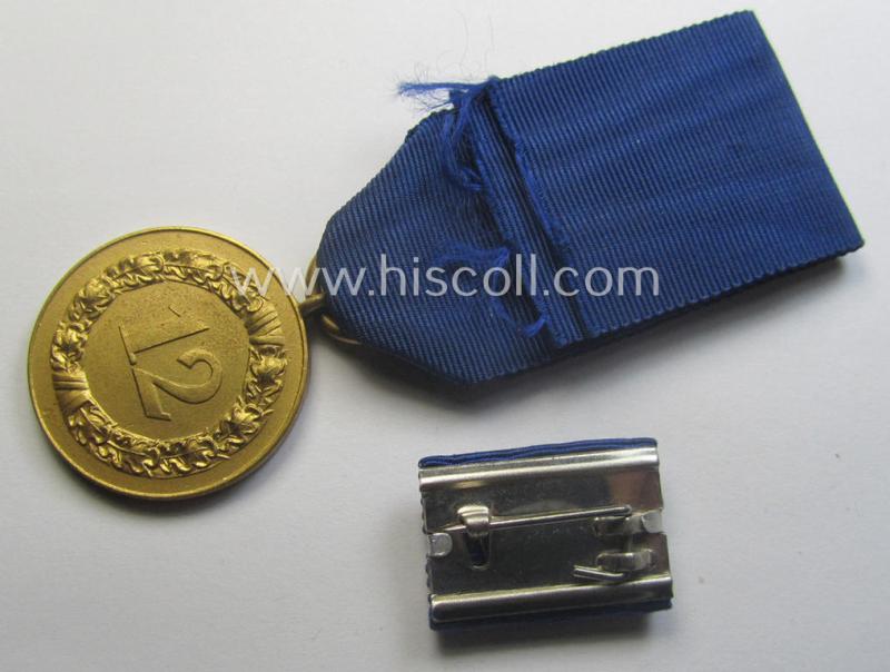 WH (Heeres o. KM) bright golden-toned 'WH-DA der 3. Klasse für 12 Jahre Dienstzeit' that comes mounted onto its ribbon (ie. 'Bandabschnitt') having a golden-toned eagle-device attached and that comes with its accompanying 'Feld- o. Bandspange'