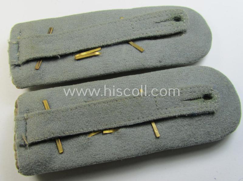 Attractive - and fully matching! - pair of WH (Heeres) neatly 'cyphered', officers'-type shoulderboards as (dual)piped in the white-coloured branchcolour as was intended for a: 'Hauptmann der Reserve des Infanterie-Regiments 21'