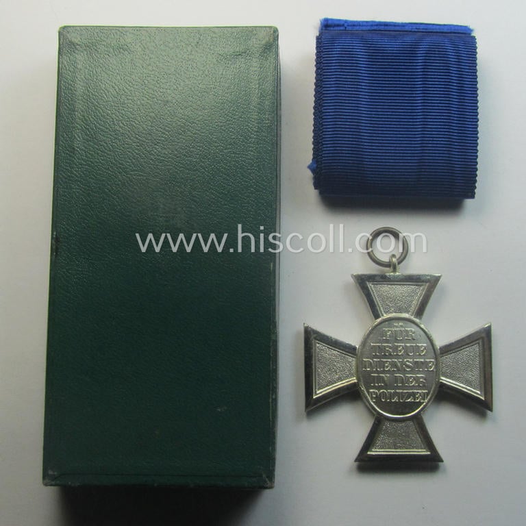 Bright-silver-toned 'Polizei-D.A. 2. Stufe' (or: police loyal-service medal 2nd class) that came together with its period (and long-sized!) ribbon (ie. 'Bandabschnitt') and that comes stored in its scarcely seen, green-coloured etui