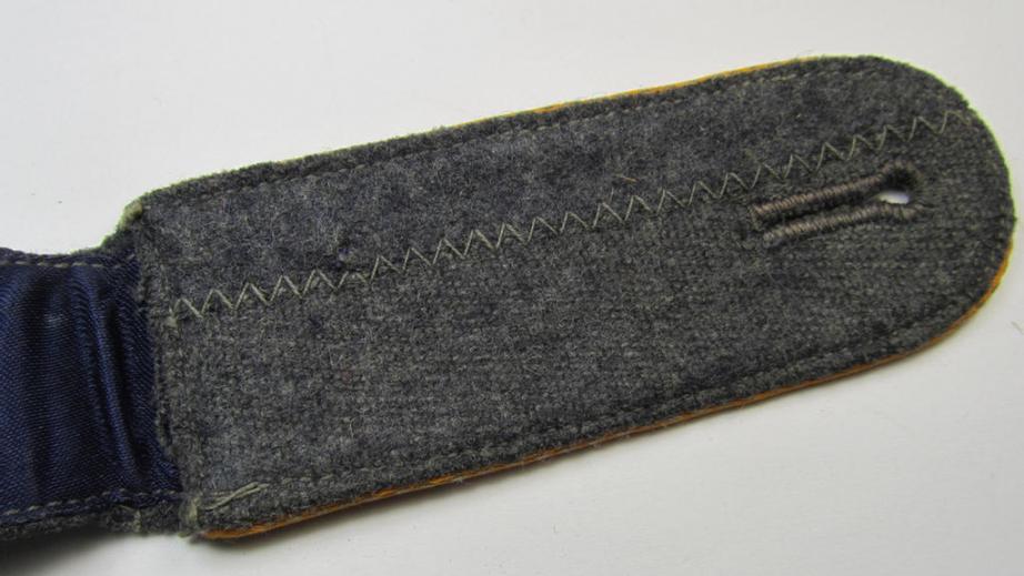 Neat - albeit regrettably single! - WH (Luftwaffe) EM-type shoulderstrap as piped in the golden-yellow-coloured branchcolour as was intended for a: 'Soldat der Flieger- o. Fallschirmjägertruppen'