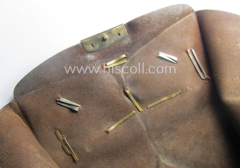 Unusual, WH (Kriegsmarine) item that comes as a 'period-souvenir': a leather-based 'wallet' that holds various Kriegsmarine-insignia (such as a visor-cap-eagle, cocarde, 2 pips, signals-'Auflage' and an (unidentified) 'Lion'-badge