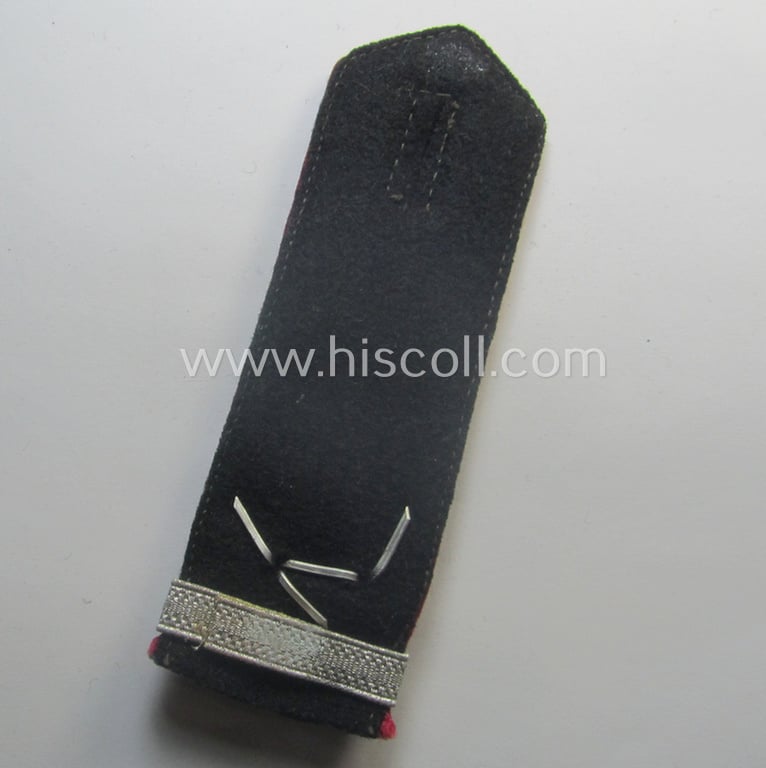 Superb - single but nevertheless rarely found! - crimson-red-piped and neatly 'cyphered': 'Allgemeine' HJ ('Hitlerjugend') shoulderstrap as was intended for - and worn by! - an: 'Oberscharführer' being a designated staff-member for the district '34'