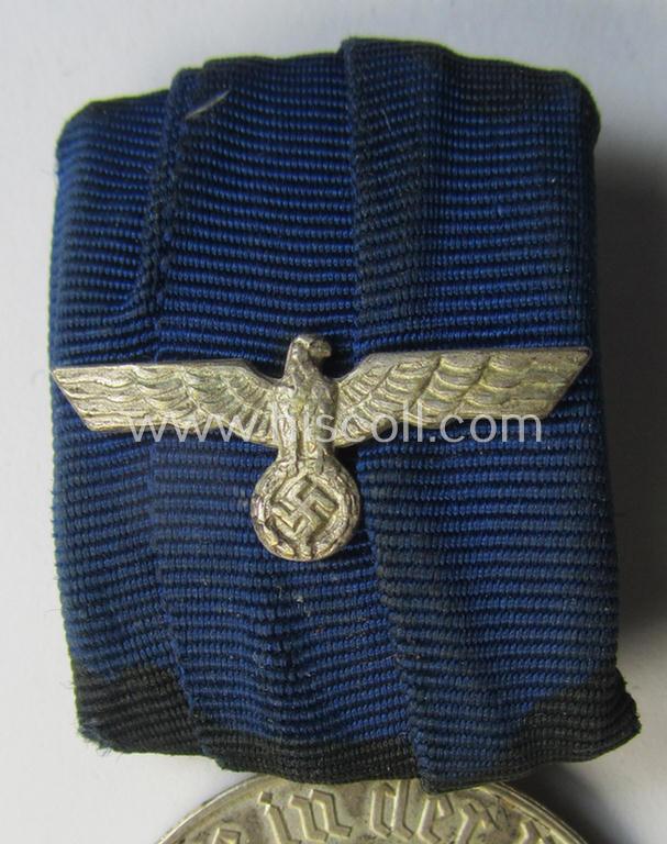 Attractive, WH (Heeres o. KM) so-called: 'Einzelspange' (of the 'detachable'-pattern) showing a: 'WH-Dienstauszeichnung 4. Stufe' (as was intended for 4 years of loyal-service) and that shows a Heeres o. KM-type-eagle-device, period-attached