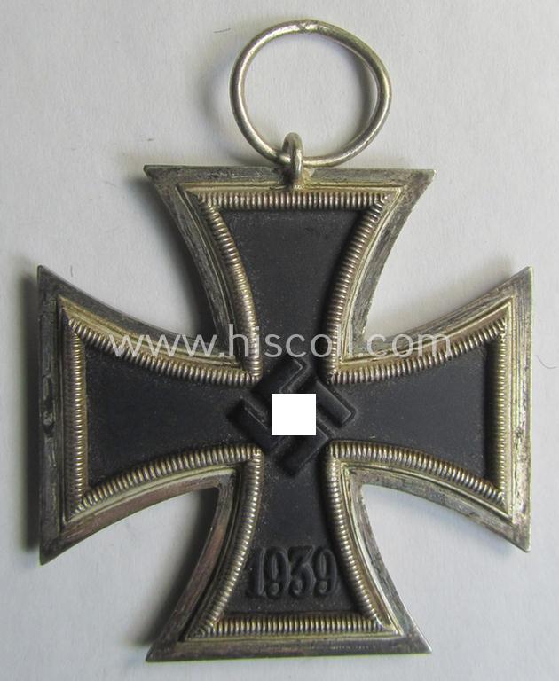 Attractive, 'Eisernes Kreuz II. Klasse' being a non-maker-marked example that comes together with its original- and never-mounted ribbon (ie. 'Bandabschnitt') as was (I deem) produced by the maker (ie. 'Hersteller'): 'Walter & Henlein'