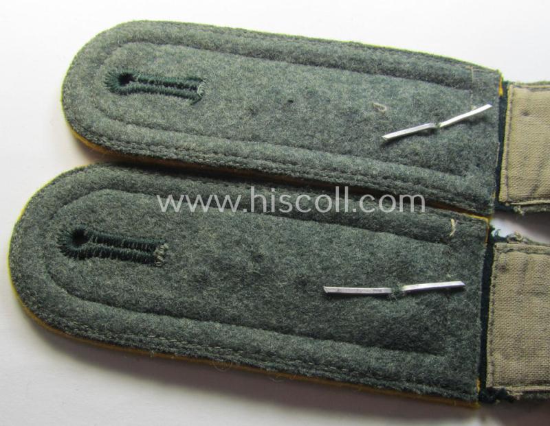 Attractive - and fully matching! - pair of WH (Heeres) NCO-type (ie. 'M40-pattern) shoulderstraps as was intended for usage by a: 'Feldwebel einer Kavallerie- o. Aufklärungs-Abteilungs'