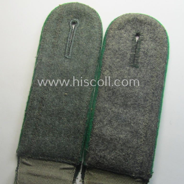 Pair of minimally mis-matched, early- (ie. mid-) war-period so-called: 'M40'-pattern, WH (Heeres) EM-type shoulderstraps as piped in the 'grüner'-coloured branchcolour: 'Soldat eines eines Jäger- o. Gebirgsjäger-Rgts.'