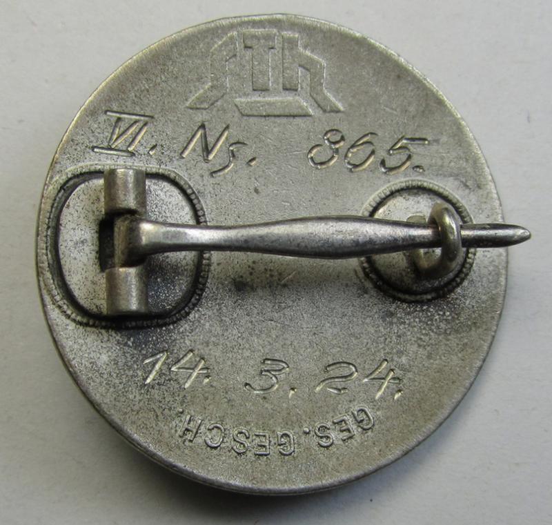 Attractive, enamelled lapel-pin: 'Der Stahlhelm' - Bund der Frontsoldaten (Sta) - Eintrittsabzeichen 1924' which is nicely engraved: 'VI. Ns. 865' and dated: '14.3.24' and that comes in an overall nice (and/or fully undamaged!), condition
