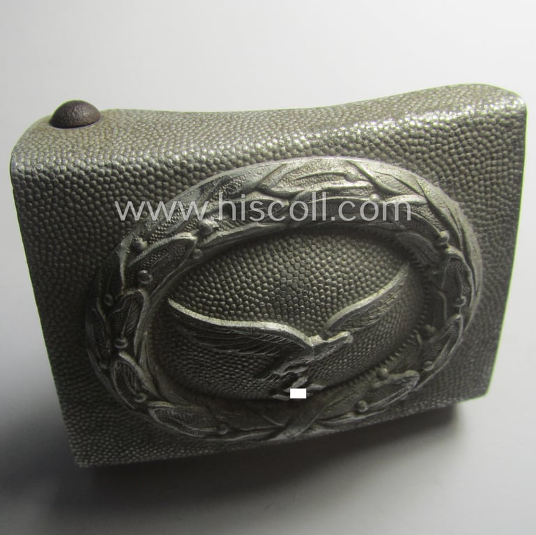 WH (LW) silver-coloured and/or aluminium-based belt-buckle (being of the typical 'regular-issued'-pattern)