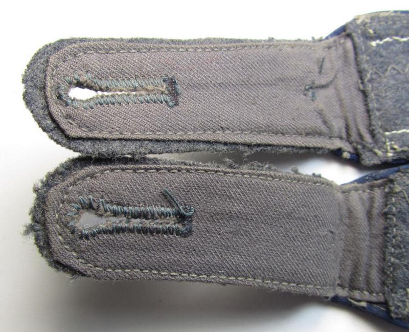 Attractive - and/or fully matching! - pair of WH (Luftwaffe) NCO-type shoulderstraps as piped in the darker-blue-coloured branchcolour as was intended for an: 'Unteroffizier der Sanitäts-Truppen'